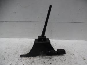 Used Selection lever 4X4 Mitsubishi Pajero Canvas Top (V6/7) 3.2 DI-D 16V Price on request offered by Verhoef Cars & Parts