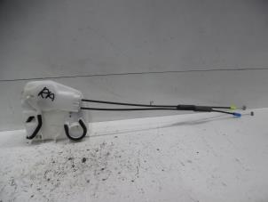 Usagé Serrure arrière droite Mitsubishi Space Star (A0) 1.0 12V Prix sur demande proposé par Verhoef Cars & Parts