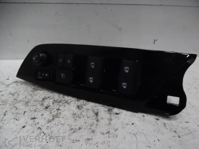 Usados Interruptor combinado de ventanillas Toyota Prius (ZVW5) 1.8 16V Hybrid Precio € 125,00 Norma de margen ofrecido por Verhoef Cars & Parts