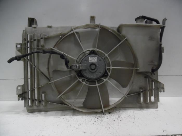 Cooling fans from a Toyota Corolla (E12) 1.4 16V VVT-i 2006