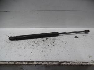 Used Rear gas strut, right Hyundai Santa Fe II (CM) 2.2 CRDi 16V 4x2 Price on request offered by Verhoef Cars & Parts