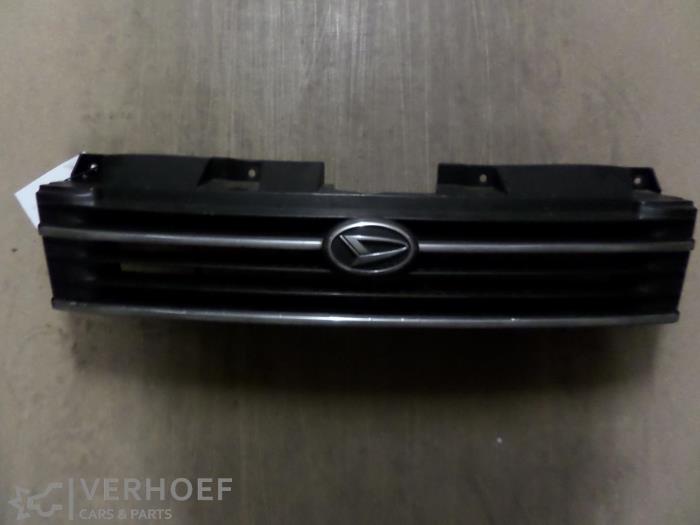 Używane Grill Daihatsu Gran Move 1.6 16V Cena € 40,00 Procedura marży oferowane przez Verhoef Cars & Parts