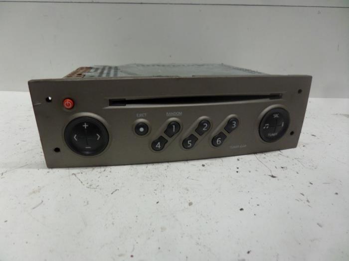 Radio CD player from a Renault Grand Scénic II (JM) 1.9 dCi 120 2005