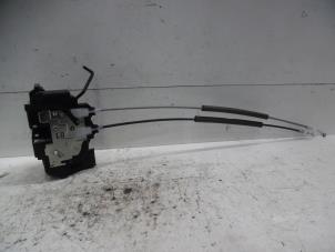 Gebrauchte Türschlossmechanik 4-türig links hinten Hyundai i20 1.2i 16V Preis € 75,00 Margenregelung angeboten von Verhoef Cars & Parts