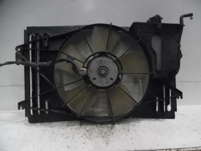 Cooling fans from a Toyota Corolla Wagon (E12) 1.4 16V VVT-i 2002