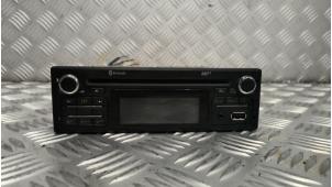 Gebrauchte Radio CD Spieler Renault Trafic New (JL) 2.0 dCi 16V 115 Preis € 114,35 Mit Mehrwertsteuer angeboten von Autodemontage N. Vos