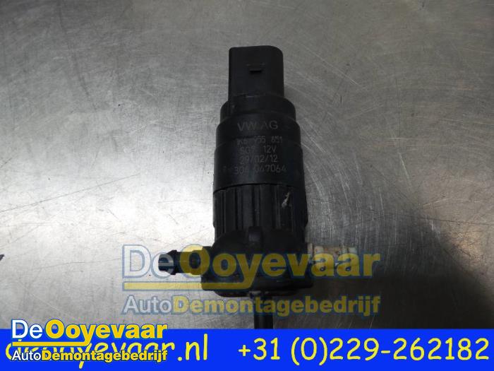 Windscreen washer pump from a Volkswagen Polo V (6R) 1.4 GTI 16V 2012