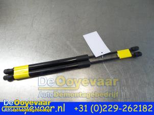 Używane Zestaw amortyzatorów gazowych tylnej klapy Opel Zafira Tourer (P12) 1.4 Turbo 16V Ecotec Cena € 24,99 Procedura marży oferowane przez Autodemontagebedrijf De Ooyevaar