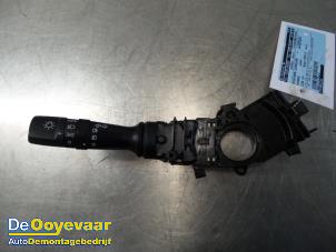 Usagé Commutateur feu clignotant Hyundai iX35 (LM) 2.0 16V Prix € 24,98 Règlement à la marge proposé par Autodemontagebedrijf De Ooyevaar