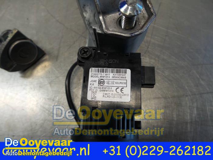 Ignition lock + computer from a Nissan Juke (F15) 1.6 16V 2013