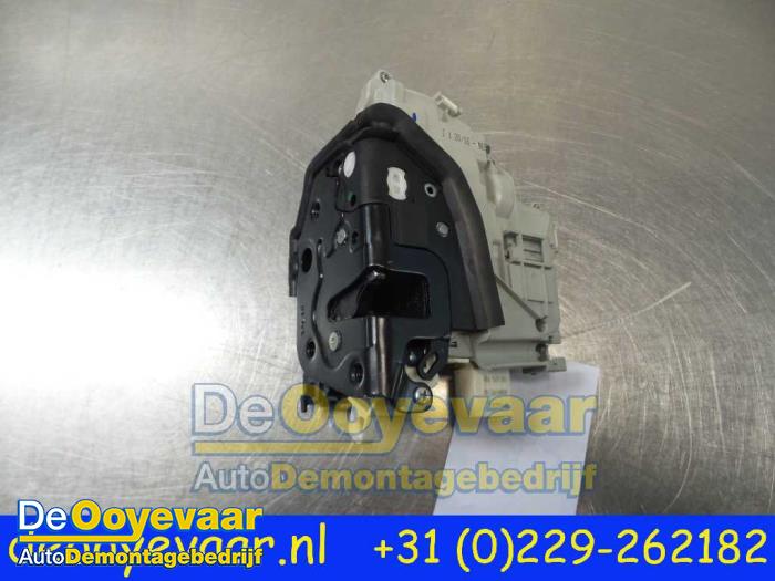 Rear door lock mechanism 4-door, left from a Audi A4 Avant (B9) 1.4 TFSI 16V 2016