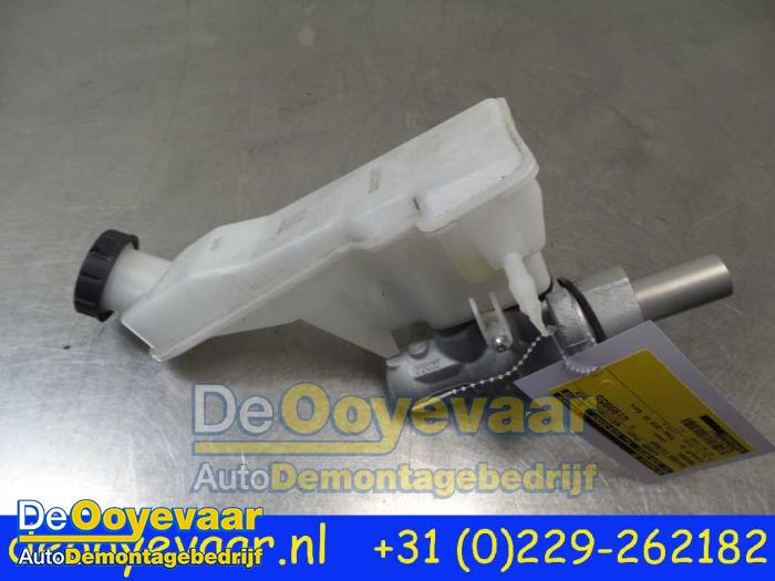 Master cylinder from a Mercedes-Benz CLA (117.3) 2.0 CLA-250 Turbo 16V 4-Matic 2016