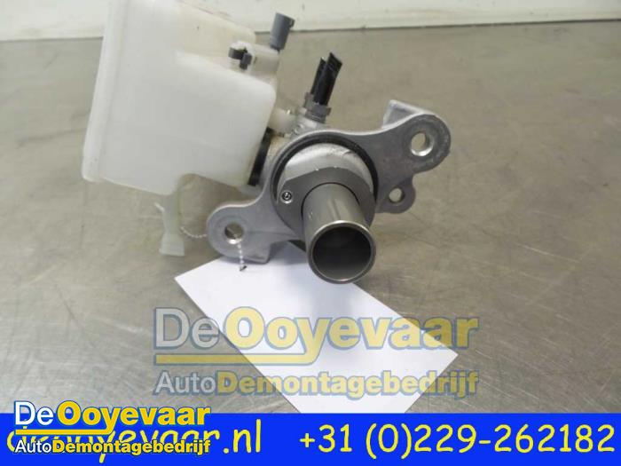 Master cylinder from a Mercedes-Benz CLA (117.3) 2.0 CLA-250 Turbo 16V 4-Matic 2016