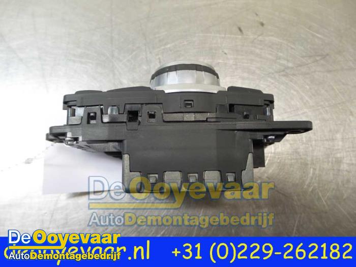 Radio from a BMW 7 serie (F01/02/03/04) 740d xDrive 24V 2012