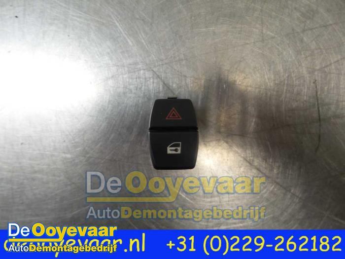 Commutateur éclairage d'urgence d'un BMW 7 serie (F01/02/03/04) 740d xDrive 24V 2012