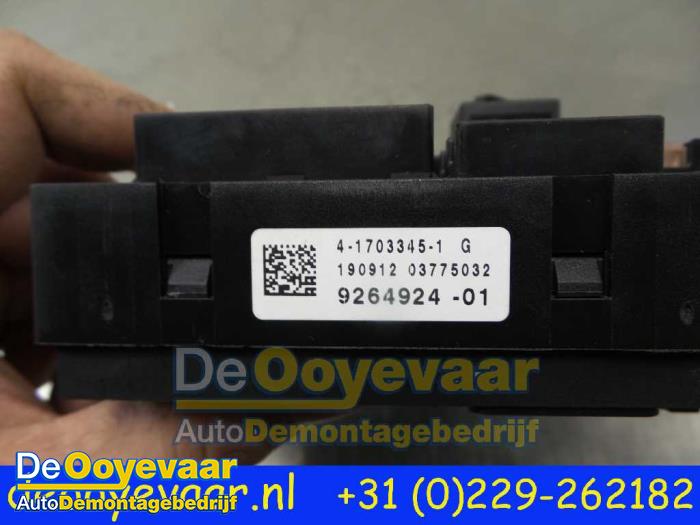 Caja de fusibles de un BMW 7 serie (F01/02/03/04) 740d xDrive 24V 2012