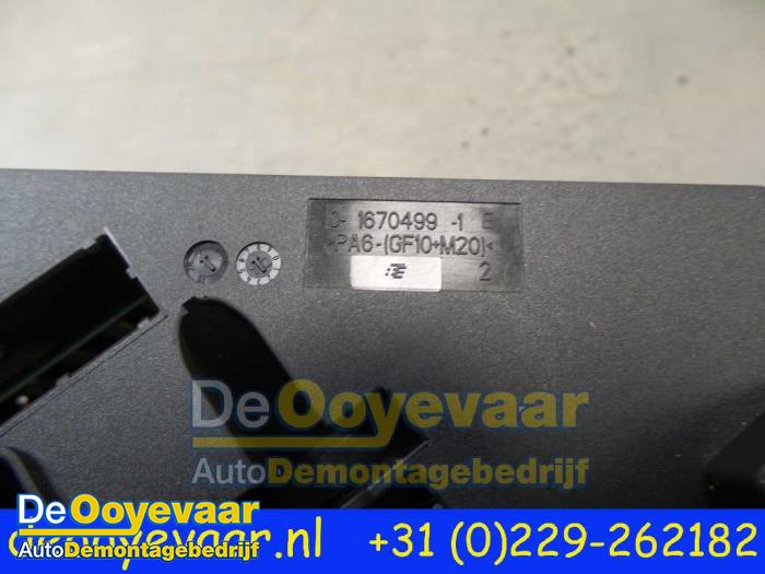 Caja de fusibles de un BMW 7 serie (F01/02/03/04) 740d xDrive 24V 2012