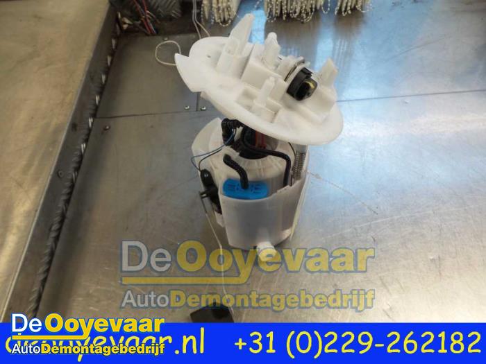 Używane Pompa benzynowa Mercedes C (W205) C-200 2.0 CGI 16V Cena € 69,99 Procedura marży oferowane przez Autodemontagebedrijf De Ooyevaar
