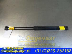 Używane Zestaw amortyzatorów gazowych tylnej klapy Opel Corsa E 1.0 SIDI Turbo 12V Cena € 14,99 Procedura marży oferowane przez Autodemontagebedrijf De Ooyevaar