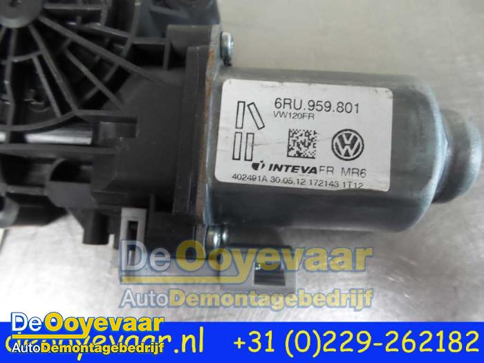 Motor de ventanilla de puerta de un Volkswagen Up! (121) 1.0 12V 75 2012