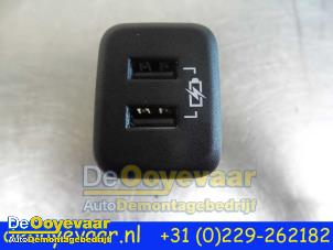 Gebrauchte AUX / USB-Anschluss Opel Ampera-e Ampera-e Preis € 24,99 Margenregelung angeboten von Autodemontagebedrijf De Ooyevaar