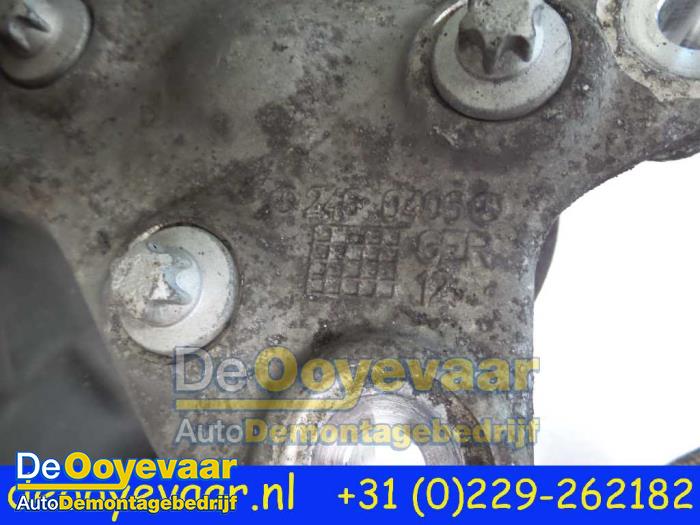 Knuckle, rear right from a Mercedes-Benz A (W176) 1.8 A-200 CDI 16V 2012