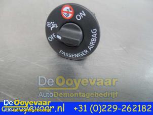Used Airbag switch Renault Clio IV Estate/Grandtour (7R) 1.5 Energy dCi 90 FAP Price € 9,98 Margin scheme offered by Autodemontagebedrijf De Ooyevaar