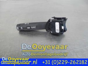 Usagé Commutateur feu clignotant Opel Corsa E 1.4 16V Prix € 19,99 Règlement à la marge proposé par Autodemontagebedrijf De Ooyevaar