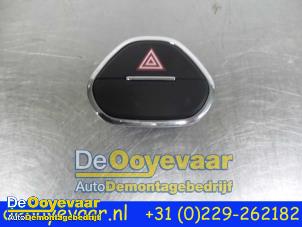 Usagé Commutateur éclairage d'urgence Opel Corsa E 1.4 16V Prix € 9,99 Règlement à la marge proposé par Autodemontagebedrijf De Ooyevaar