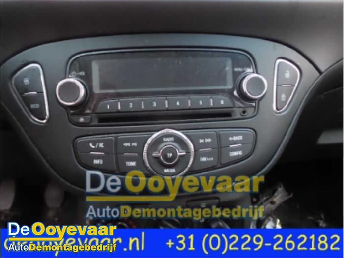 Reproductor de CD y radio de un Opel Corsa E 1.4 16V 2017