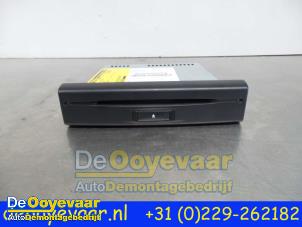 Usados Cambiador de CD Citroen C4 Grand Picasso (3A) 1.6 BlueHDI 120 Precio € 89,99 Norma de margen ofrecido por Autodemontagebedrijf De Ooyevaar