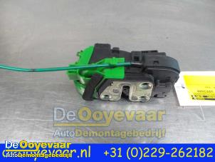 Używane Mechanizm blokady drzwi prawych przednich wersja 4-drzwiowa Hyundai i40 CW (VFC) 1.7 CRDi 16V Cena € 69,99 Procedura marży oferowane przez Autodemontagebedrijf De Ooyevaar