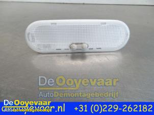 Używane Oswietlenie wewnetrzne przód Renault Twingo II (CN) 1.2 16V Cena € 19,99 Procedura marży oferowane przez Autodemontagebedrijf De Ooyevaar