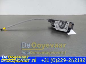 Używane Mechanizm blokady drzwi prawych przednich wersja 4-drzwiowa Mercedes C (W205) C-180 1.6 16V Cena € 39,99 Procedura marży oferowane przez Autodemontagebedrijf De Ooyevaar