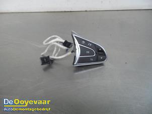 Used Steering wheel switch Renault Espace (RFCJ) 2.0 Blue dCi 200 Price € 34,99 Margin scheme offered by Autodemontagebedrijf De Ooyevaar