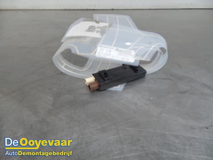 Używane Antena Renault Espace (RFCJ) 2.0 Blue dCi 200 Cena € 49,99 Procedura marży oferowane przez Autodemontagebedrijf De Ooyevaar