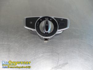 Usagé Commutateur lumière Mercedes E (W213) E-220d 2.0 Turbo 16V Prix € 29,99 Règlement à la marge proposé par Autodemontagebedrijf De Ooyevaar