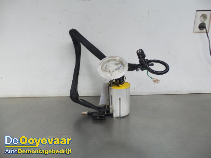 Booster pump from a BMW 5 serie (E60) 525d 24V 2005