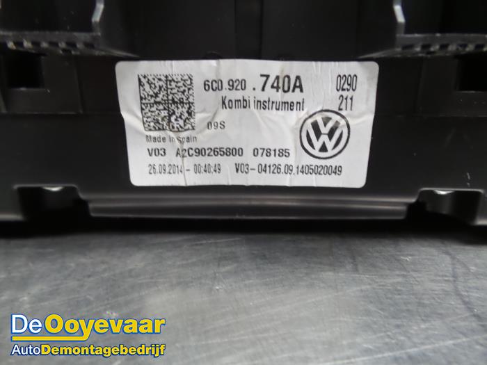 Instrument panel from a Volkswagen Polo V (6R) 1.0 12V BlueMotion Technology 2015