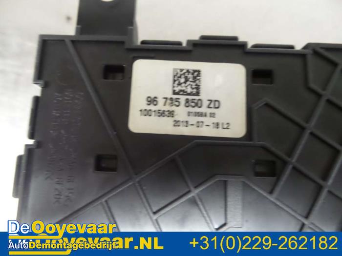 Sunroof switch from a Citroën DS5 (KD/KF) 2.0 HDiF 160 16V 2013