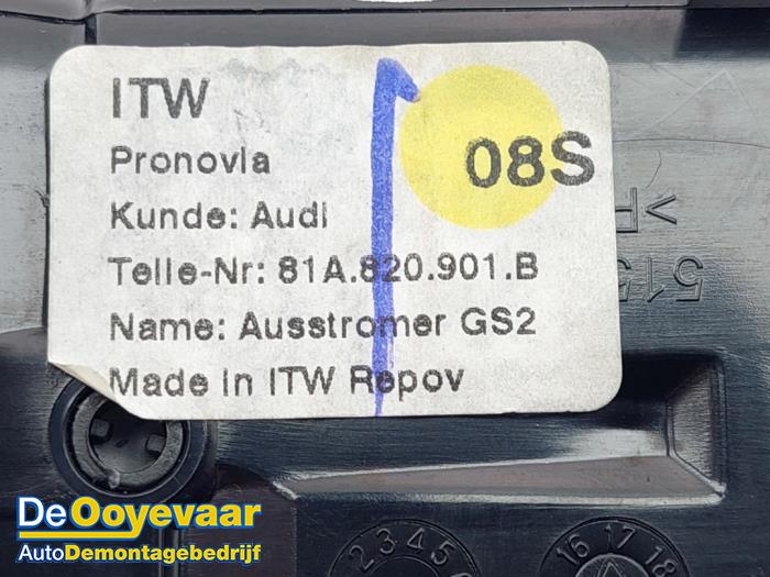 Grille aération tableau de bord d'un Audi A3 Limousine (8VS/8VM) 1.2 TFSI 16V 2017