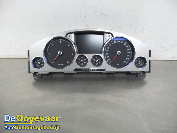 Instrument panel from a Volkswagen Phaeton (3D) 3.0 V6 TDI 24V 4Motion 2009