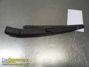 Used Rear wiper arm Opel Karl 1.0 12V Price € 14,99 Margin scheme offered by Autodemontagebedrijf De Ooyevaar
