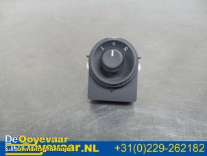 Używane Przelacznik lusterka Opel Karl 1.0 12V Cena € 14,99 Procedura marży oferowane przez Autodemontagebedrijf De Ooyevaar