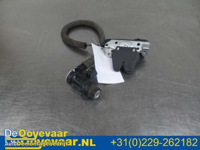 Tailgate lock mechanism from a Mercedes-Benz C (W204) 2.2 C-220 CDI 16V 2007
