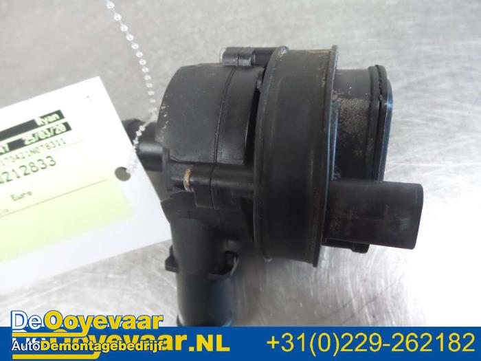 Begagnade Extra vattenpump Mercedes CLA (117.3) 1.6 CLA-180 16V Pris € 9,99 Marginaltabell erbjuds av Autodemontagebedrijf De Ooyevaar