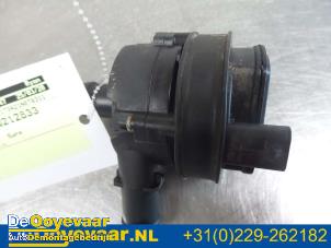 Begagnade Extra vattenpump Mercedes CLA (117.3) 1.6 CLA-180 16V Pris € 9,99 Marginaltabell erbjuds av Autodemontagebedrijf De Ooyevaar
