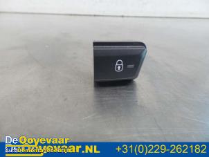 Gebrauchte Zentralverriegelung Schalter Peugeot 2008 (CU) 1.6 BlueHDi 120 Preis € 14,99 Margenregelung angeboten von Autodemontagebedrijf De Ooyevaar