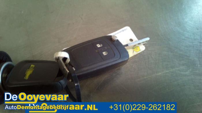 Ignition lock + key from a Daewoo Aveo 1.3 D 16V 2012