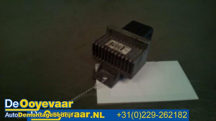Glow plug relay from a Renault Clio IV (5R) 1.5 dCi 90 FAP 2015